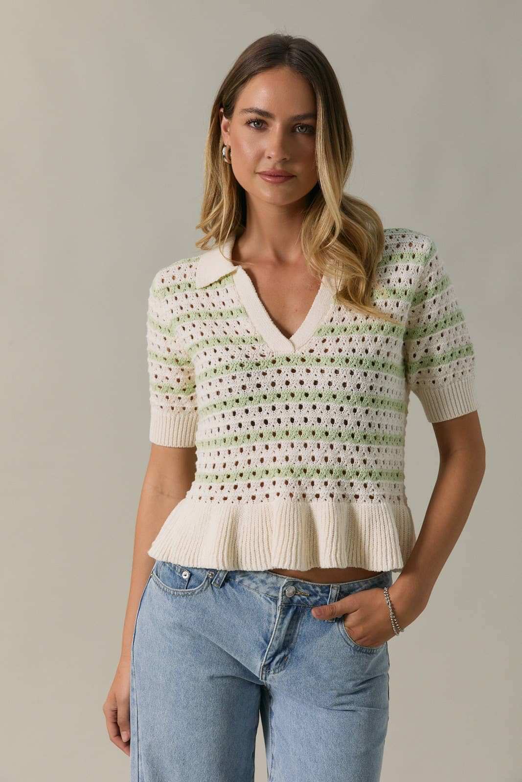 HALE SLEEVE TWO-TONE STRIPE SWEATER KNIT POLO WITH RUFFLE: WHITE-GREEN STRIPE / L